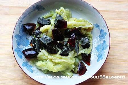 烧茄子皮蛋的做法