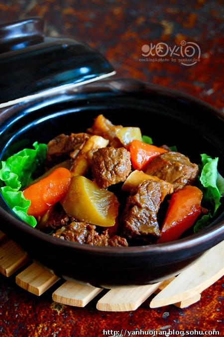 青红萝卜焖牛肉的做法