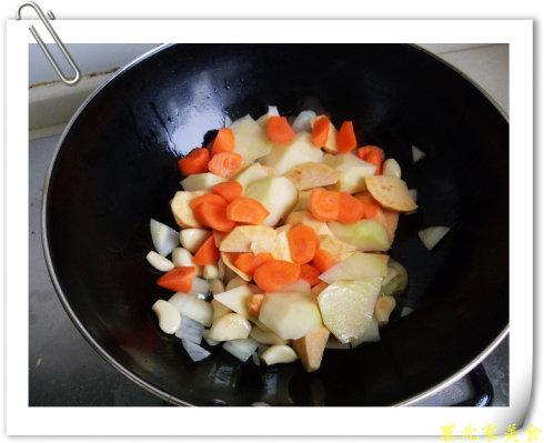 三汁焖鸡翅锅的做法