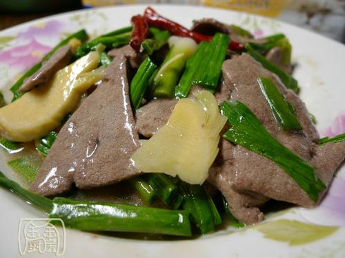 大蒜叶冬笋炒猪肝的做法