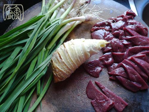 大蒜叶冬笋炒猪肝的做法