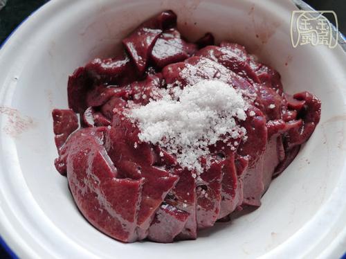 大蒜叶冬笋炒猪肝的做法