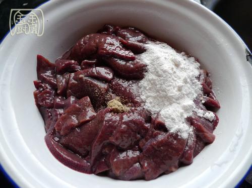 大蒜叶冬笋炒猪肝的做法