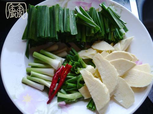 大蒜叶冬笋炒猪肝的做法