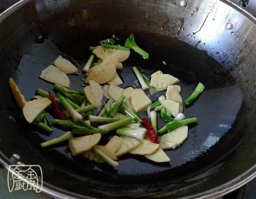 大蒜叶冬笋炒猪肝的做法