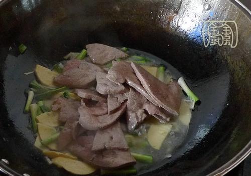 大蒜叶冬笋炒猪肝的做法