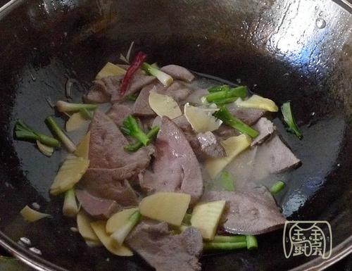 大蒜叶冬笋炒猪肝的做法