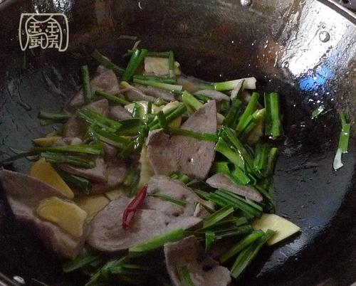 大蒜叶冬笋炒猪肝的做法