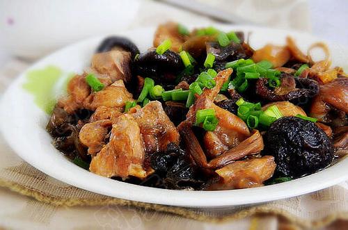 金针香菇蒸鸡腿的做法