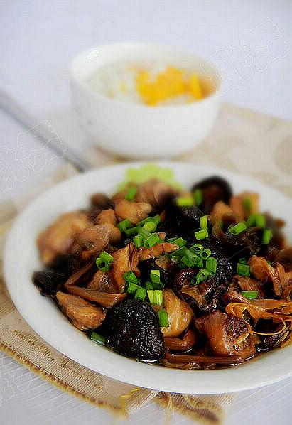 金针香菇蒸鸡腿的做法