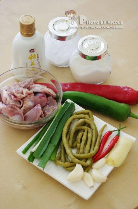 酸豆角炒鸡胗的做法