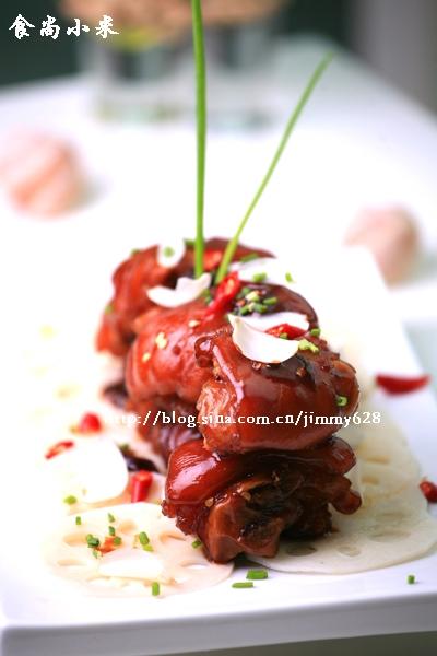 莲藕百合烧猪蹄的做法