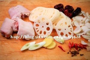 莲藕百合烧猪蹄的做法