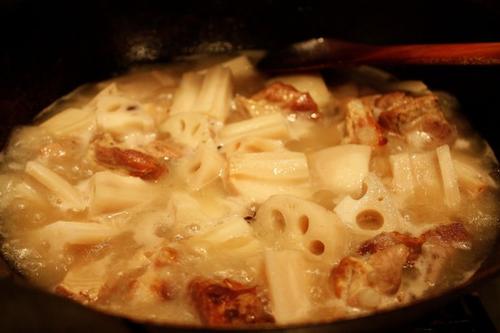 排骨炖莲藕的做法