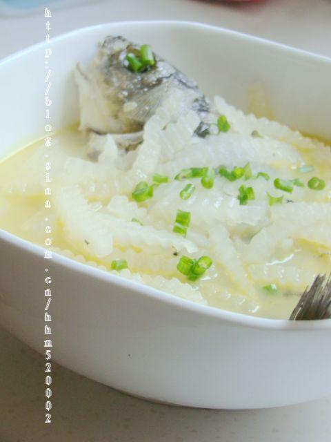 萝卜丝鲫鱼汤的做法