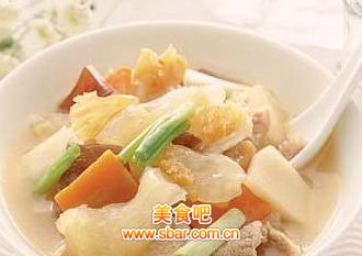 葱段爆香 蹄筋海蜇煲的做法