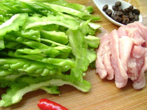 豉椒呛炒苦瓜的做法