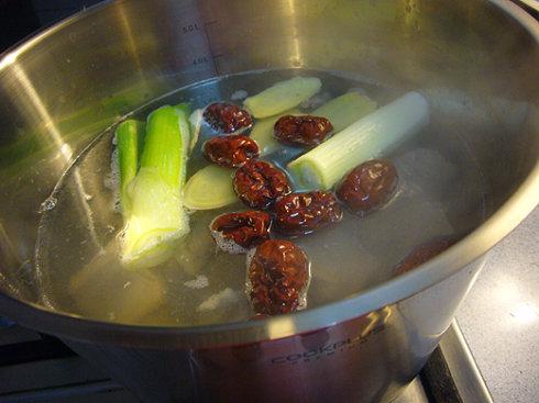 栗子红枣小排汤的做法