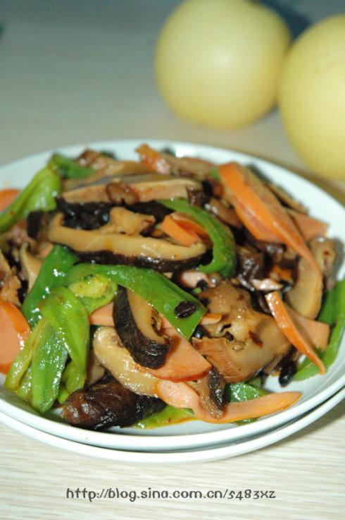 青椒香菇炒辣肠的做法