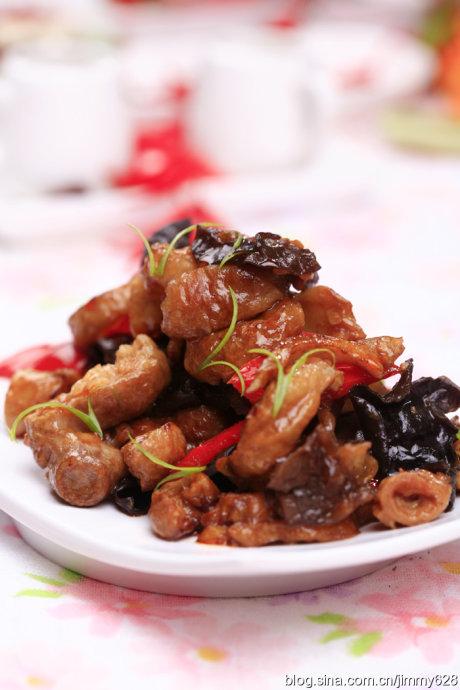 木耳烧肥肠的做法