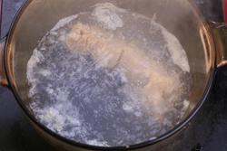 木耳烧肥肠的做法