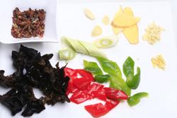 木耳烧肥肠的做法