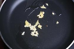 木耳烧肥肠的做法