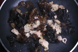 木耳烧肥肠的做法