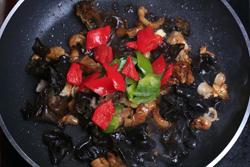 木耳烧肥肠的做法