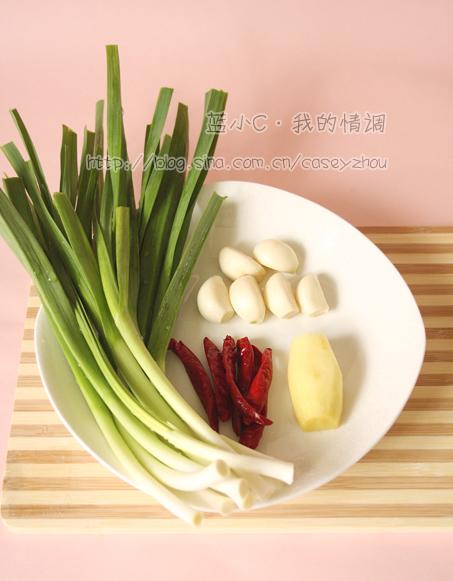 腊肉呛蒜叶的做法