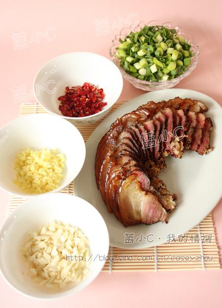 腊肉呛蒜叶的做法