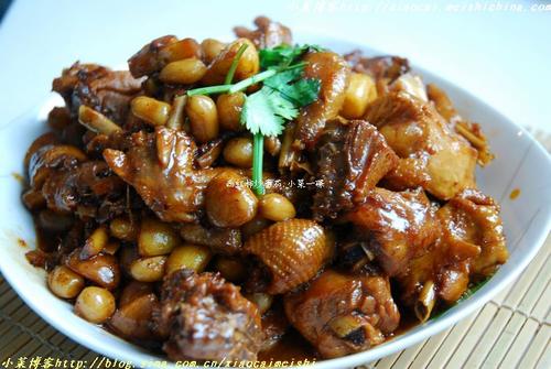 花生焖鸡的做法