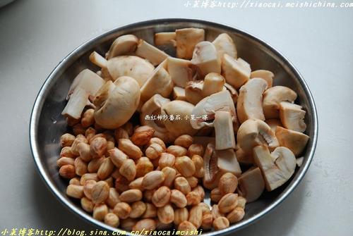 花生焖鸡的做法