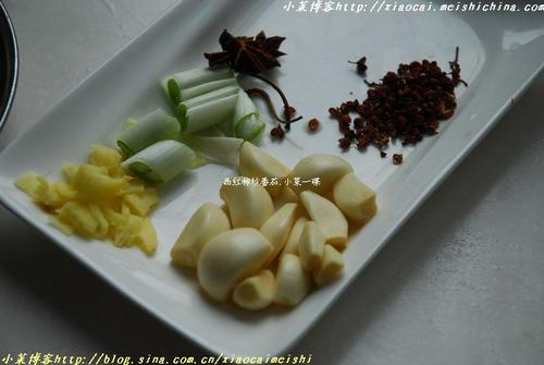 花生焖鸡的做法