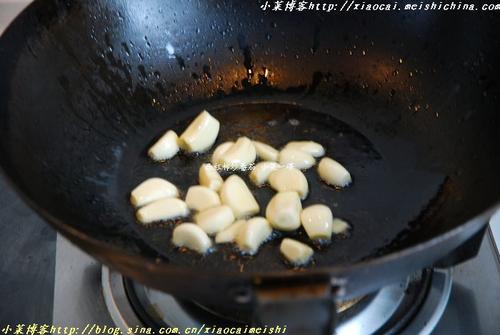 花生焖鸡的做法