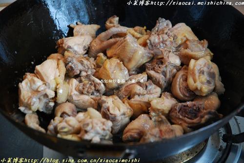 花生焖鸡的做法