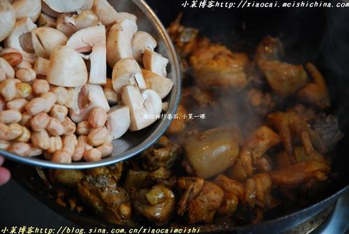 花生焖鸡的做法