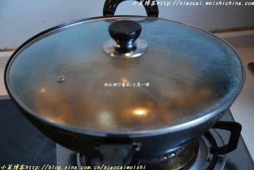 花生焖鸡的做法