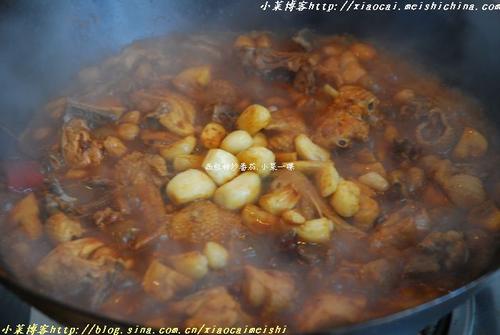 花生焖鸡的做法