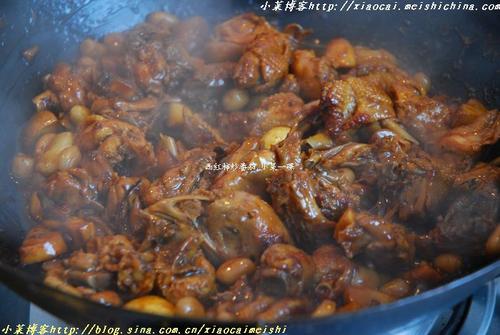 花生焖鸡的做法