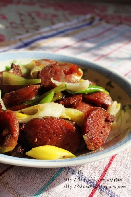 葱炒红肠的做法