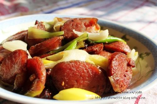 葱炒红肠的做法