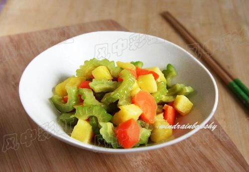 菠萝焖苦瓜的做法