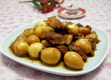 红烧肉卤鹌鹑蛋的做法