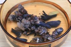 黑豆红枣煲乌鸡的做法