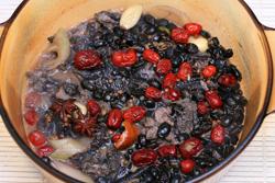 黑豆红枣煲乌鸡的做法