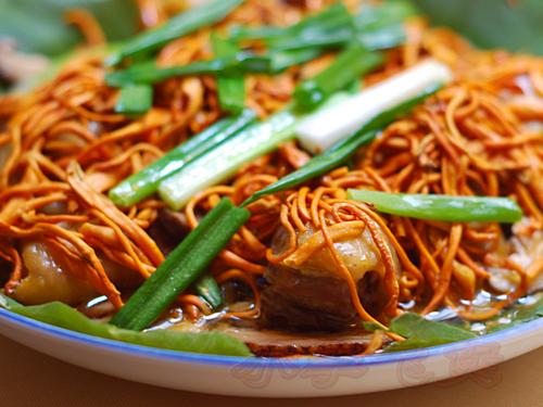 鲜荷叶虫草花蒸鸡的做法