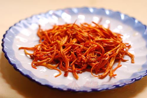 鲜荷叶虫草花蒸鸡的做法