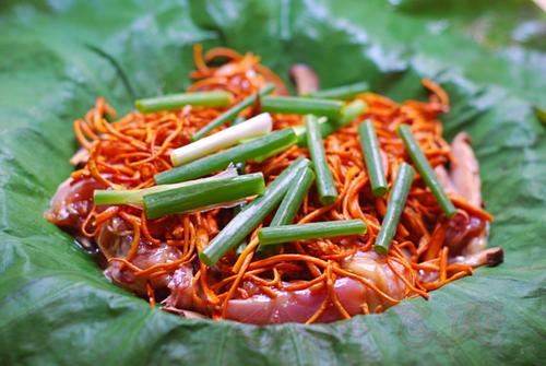 鲜荷叶虫草花蒸鸡的做法