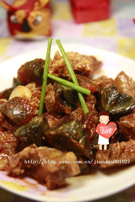 牛肉烧皮蛋的做法